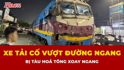 Khoảnh khắc xe tải cố vượt đường ngang bị tàu hỏa tông văng