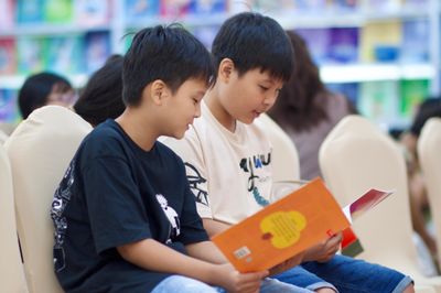 Cách tránh tình trạng 'tối ngày dùng điện thoại' khi con nghỉ hè