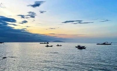 Ca nô du lịch chở 19 người chìm trên biển Cửa Đại