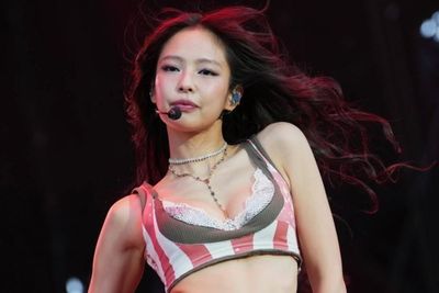 Jennie nối dài trào lưu diện áo ngực viền ren