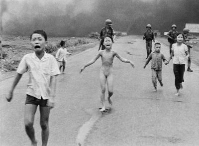 Phóng viên Nick Út chụp bức ảnh 'Em bé Napalm'