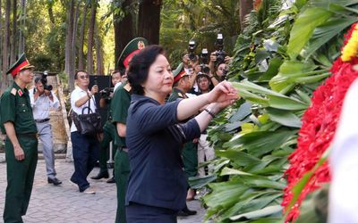 Phó Thủ tướng Phạm Thị Thanh Trà dâng hương tưởng niệm cố Tổng Bí thư Trần Phú và các Anh hùng liệt sĩ