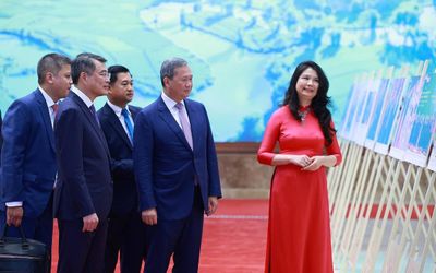 Hai Thủ tướng Việt Nam - Campuchia tham quan trưng bày ảnh về quan hệ hợp tác giữa hai nước