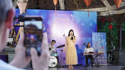 Khi âm nhạc níu bước chân du khách bên hồ Gươm