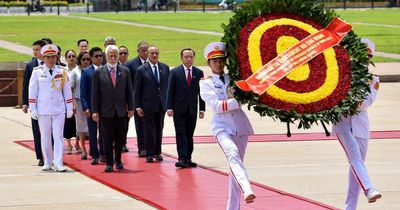 [Ảnh] Thủ tướng Timor-Leste Kay Rala Xanana Gusmao vào Lăng viếng Chủ tịch Hồ Chí Minh