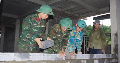 Bộ đội góp sức xây dựng trường nội trú liên cấp vùng biên giới Quảng Trị
