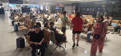 Hành khách chờ ở Nội Bài 3 tiếng, về Hải Phòng lúc hơn 3 giờ sáng vì diều tại sân bay Cát Bi