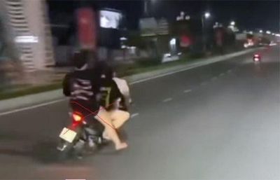 3 thiếu nữ đi xe máy lạng lách, đánh võng trên đường