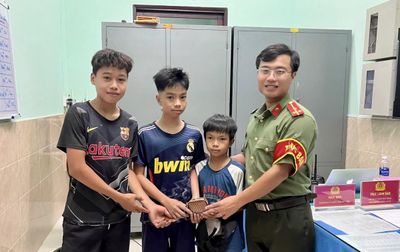 Học sinh làm việc tốt