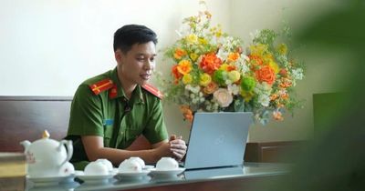 Chiến sĩ công an lên sóng livestream: Đồng hành cùng sĩ tử 2K8 'vượt vũ môn'