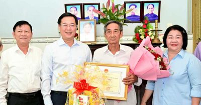 Phó Bí thư Thường trực Thành ủy TPHCM Lê Quốc Phong thăm, chúc thọ người cao tuổi
