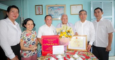 Lãnh đạo TPHCM thăm, chúc thọ người cao tuổi