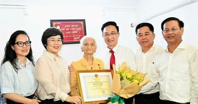 Phó Bí thư Thành ủy TPHCM Đặng Minh Thông thăm, chúc thọ người cao tuổi tiêu biểu