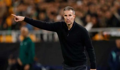 HLV Robin van Persie bị đội bóng Hà Lan sa thải
