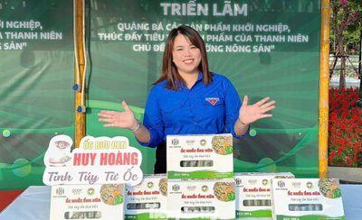 Bỏ phố về quê, cô gái thu tiền tỉ từ loài 'ngủ ngày, ăn đêm'
