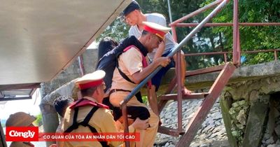 Kịp thời hỗ trợ người phụ nữ có biểu hiện tai biến trên tàu