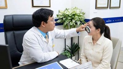 Hà Nội nóng như 'chảo lửa', nhiều người đỏ rát da sau vài chục phút ra đường