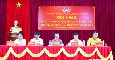 Đồng chí Võ Thị Minh Sinh tiếp xúc cử tri tại phường Vinh Hưng