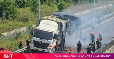 Xe tải chở 10 tấn mận bốc cháy trên cao tốc ở Hà Tĩnh