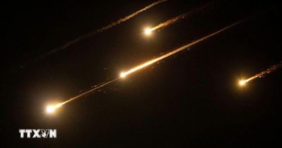 Iran tung đòn tấn công đầu tiên sau lệnh ngừng bắn, Israel đáp trả mạnh mẽ