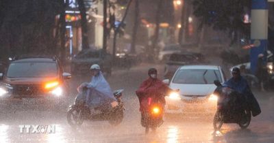 Mưa dông tiếp tục mở rộng, Hà Nội đề phòng lốc, sét và gió giật mạnh