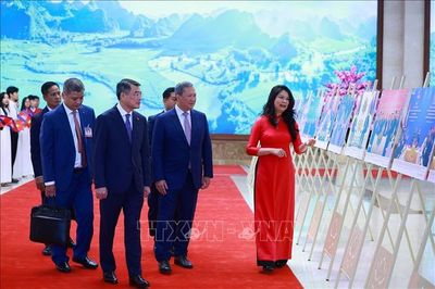Hai Thủ tướng Việt Nam - Campuchia tham quan trưng bày ảnh về quan hệ hợp tác giữa hai nước
