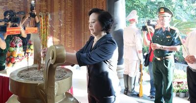 Phó Thủ tướng Phạm Thị Thanh Trà dâng hương tưởng niệm các anh hùng liệt sĩ tại Công viên Lê Thị Riêng
