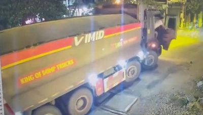 Tàu hỏa tông trúng xe tải, tài xế mở cửa nhảy khỏi xe