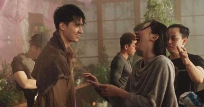 Sau tranh cãi về cảnh hôn trong MV, Tóc Tiên tiếp tục trở thành tâm điểm vì clip hậu trường