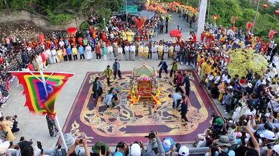 'Biển người' tham gia lễ phục hiện rước tượng Bà Chúa Xứ núi Sam