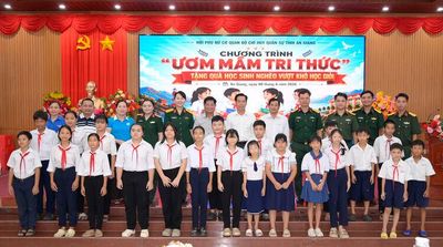 Trao 30 suất quà cho học sinh vượt khó học giỏi tại đặc khu Kiên Hải