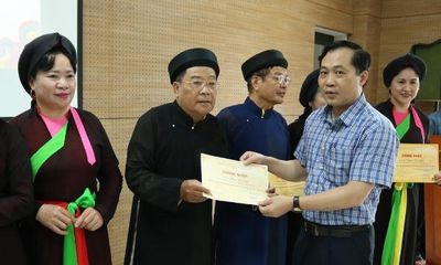 Trao chứng nhận bồi dưỡng truyền dạy Dân ca Quan họ Bắc Ninh