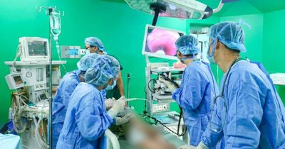 Nội soi lấy khuyên tai sắc nhọn cho bé gái 11 tháng tuổi