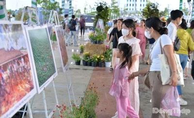 Đông đảo người dân đến tham quan Triển lãm ảnh 'Nét đẹp miền sông nước'