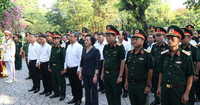 Phó Thủ tướng Phạm Thị Thanh Trà dâng hương tưởng niệm các anh hùng liệt sĩ tại Công viên Lê Thị Riêng