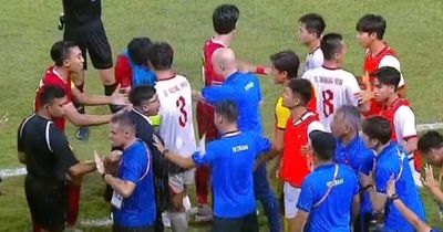 Hỗn loạn tại giải U19 Đông Nam Á: Trợ lý U19 Việt Nam bị cầu thủ Indonesia xô ngã