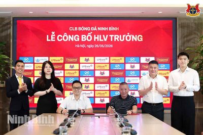 Huấn luyện viên Chu Đình Nghiêm với sứ mệnh xây dựng một đội bóng giàu bản sắc