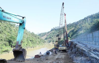 Khẩn trương thi công công trình chống sạt lở Quốc lộ 2 đoạn qua phường Hà Giang 1