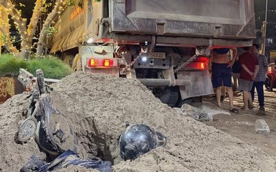 Điều tra trách nhiệm tổ chức, cá nhân liên quan vụ tàu hỏa tông xe tải chở cát ở Hà Nội