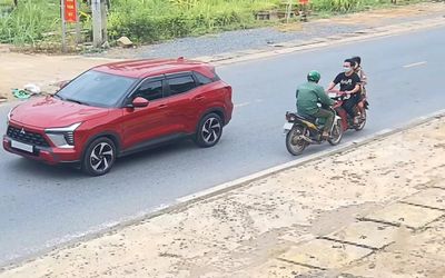 Bám đuôi ô tô để vượt, xe máy đấu đầu xe ngược chiều