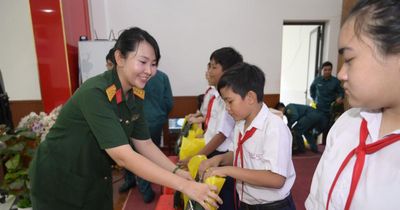 An Giang: Trao học bổng đến học sinh nghèo vùng hải đảo Kiên Hải
