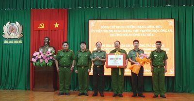 Thứ trưởng Đặng Hồng Đức kiểm tra công tác tại Công an xã Thuận Bắc