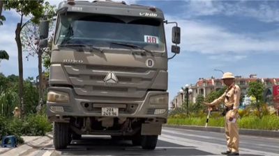 CSGT kiểm tra hoạt động vận chuyển vật liệu xây dựng