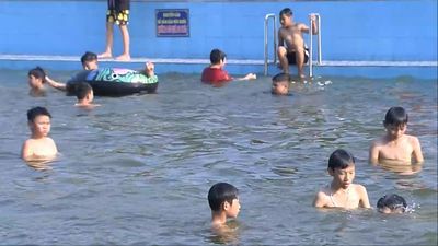 Biến ao làng thành bể bơi, giải nhiệt mùa hè