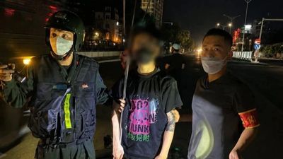 Khống chế hai thanh niên mang phóng đinh ba