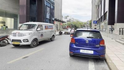 Cần chấm dứt tình trạng xe dừng đỗ trái phép trên phố