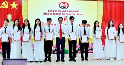 10 học sinh ưu tú Trường THPT Chuyên Lào Cai được kết nạp vào Đảng