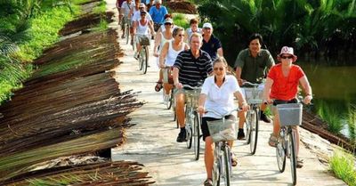 Đi xe đạp hưởng ứng 'Hành trình di sản xanh' ở Hội An