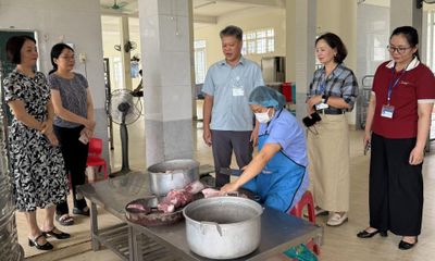 Kiểm tra an toàn thực phẩm tại Trường Phổ thông DTNT tỉnh trước Kỳ thi tốt nghiệp THPT
