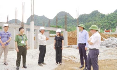 Phó Chủ tịch UBND tỉnh Hà Nhật Lệ kiểm tra tiến độ thi công Trường Phổ thông nội trú Tiểu học và THCS Phục Hòa
